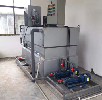 三腔式全自动加药装置